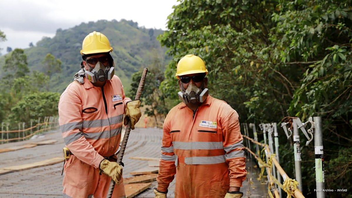 Fotografía de trabajadores del INVÍAS.