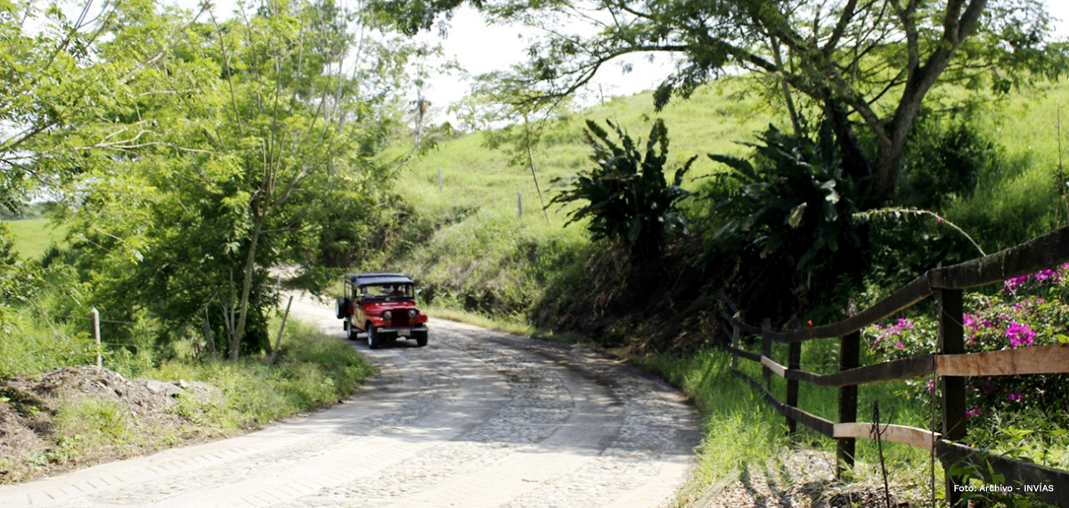 Fotografía de vehículo transitando por las vías terciarias del país.