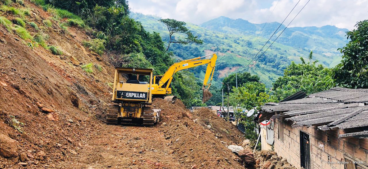Fotografía maquinaria en remoción de escombros en la vía Los Llanos - Tarazá en Antioquia.