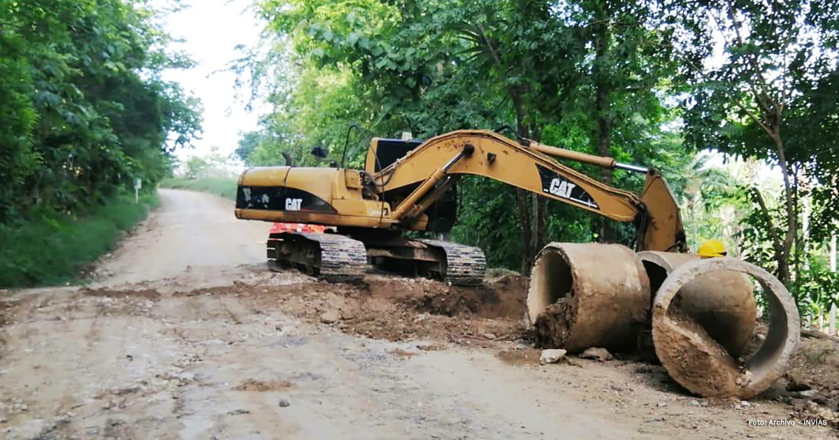 Fotografía de maquinaria realizando labores de aplanado y remoción de escombros.