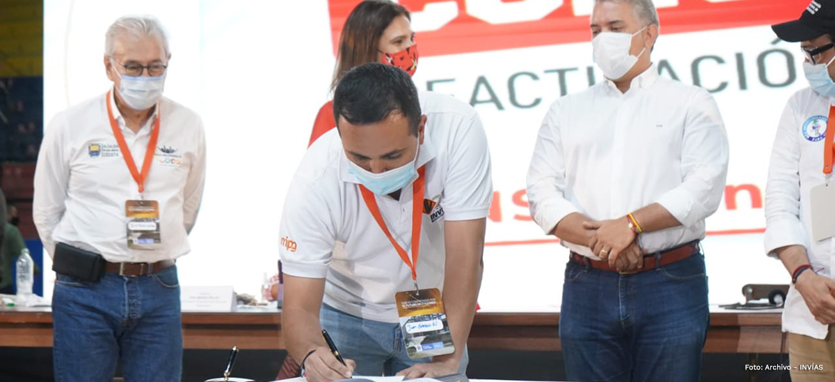 Fotografía de la firma del Compromiso por Colombia en Norte de Santander de nuestro director general, Juan Esteban Gil.