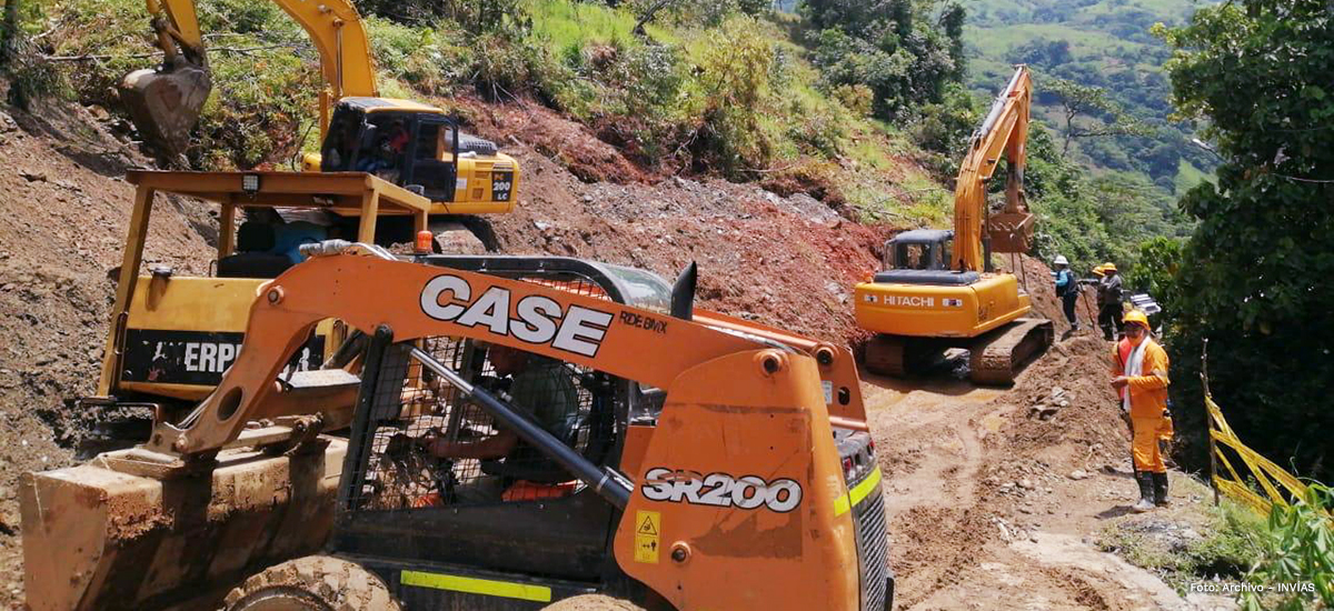 Fotografía de maquinaria en trabajos de remoción de escombros y atención de la emergencia.
