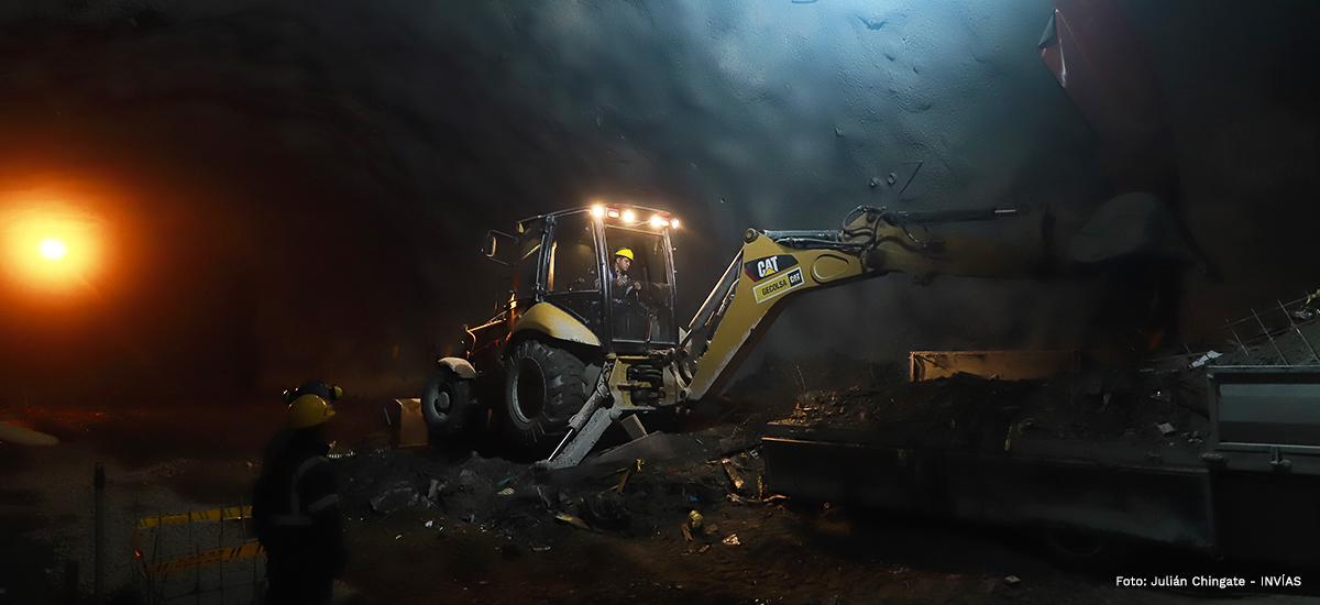 Fotografía de maquinaria en trabajos de revestimiento al interior del túnel de La Línea.