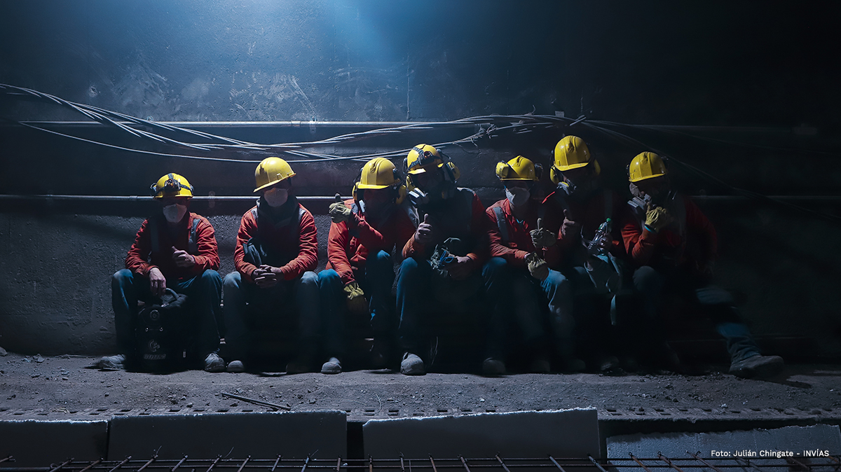 Fotografía de trabajadores del túnel de La Línea, parte de los héroes que lo hicieron posible.