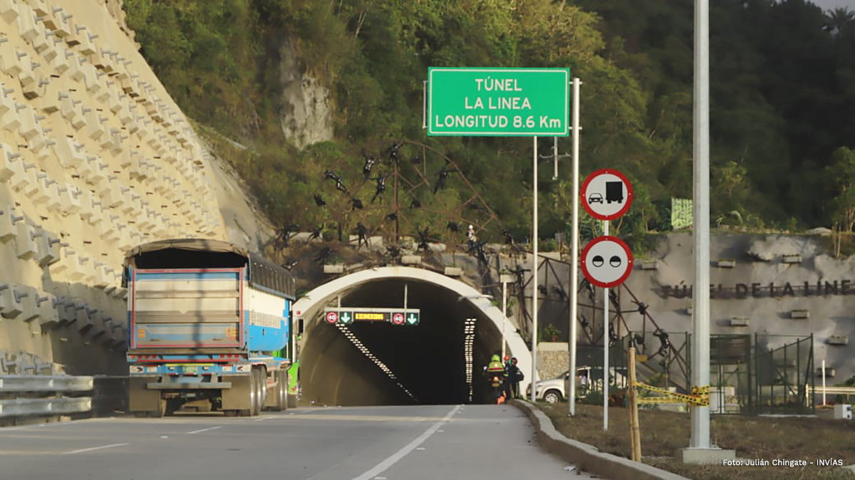 Fotografía entrada de vehículos al Túnel de La Línea.