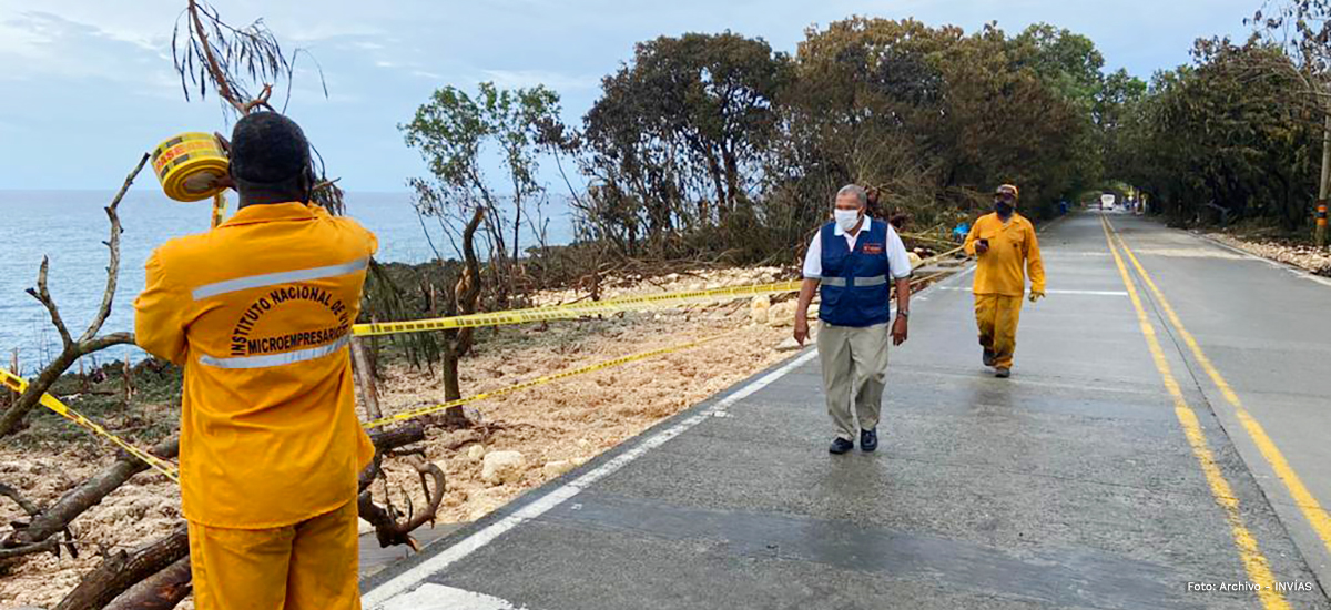 Fotografía de los trabajadores del INVÍAS en la atención de la emergencia en San Andrés.