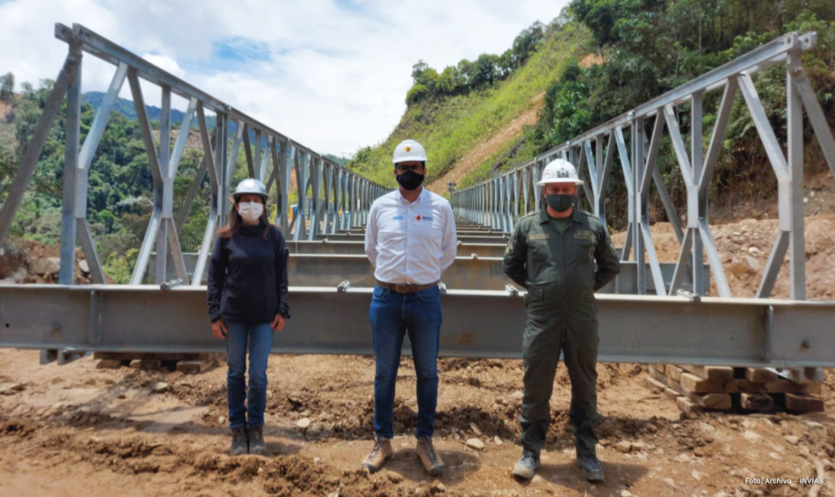Fotografía comisión de atención de emergencia en la vía Altamira - Florencia.