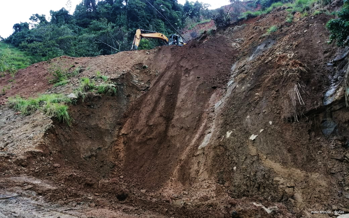 Fotografía de maquinaria realizando labores de remoción de escombros.