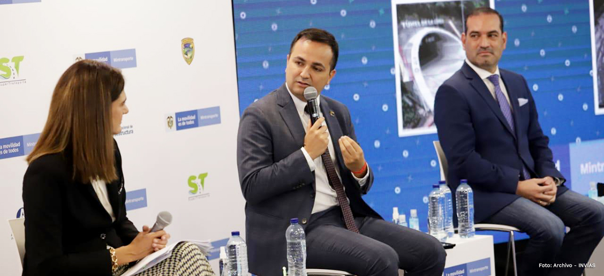 Fotografía del director general del INVÍAS, Juan Esteban Gil durante su intervención en la rendición de cuentas del sector transporte.