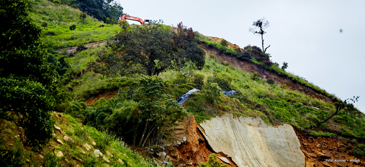 Fotografía del estado de la montaña que está en peligro de derrumbe que el INVÍAS atiende para evitar siniestros en el corredor Calarcá - Cajamarca.