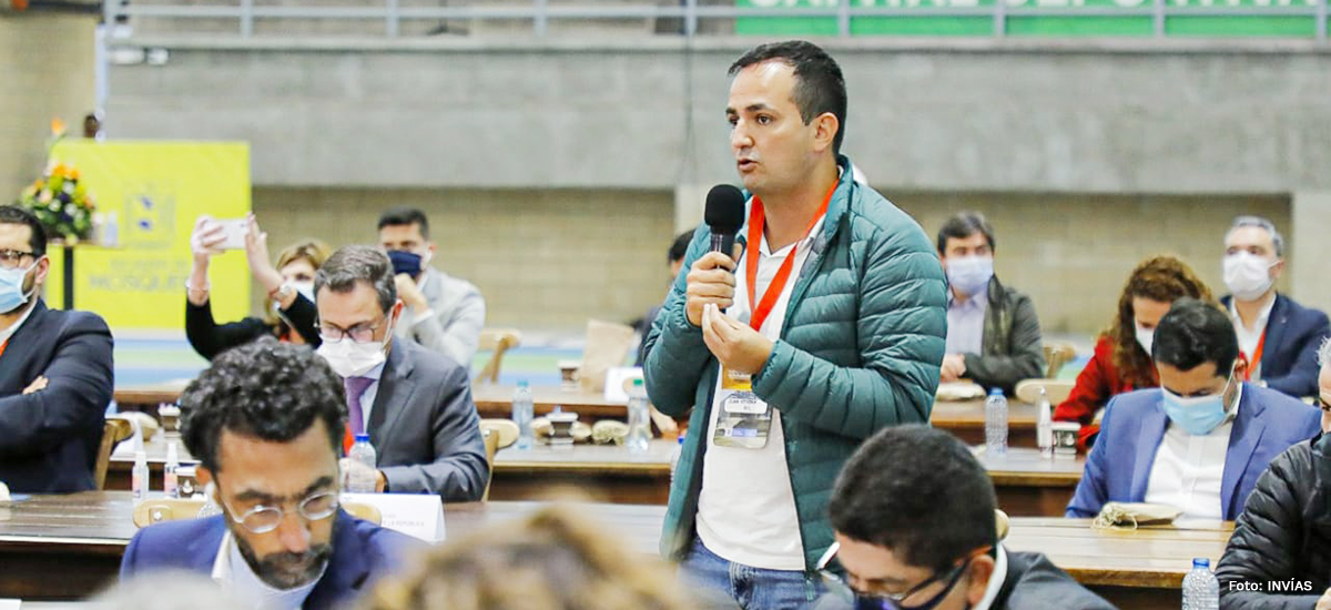 Fotografía del director general del INVÍAS, Juan Esteban Gil durante su intervención.