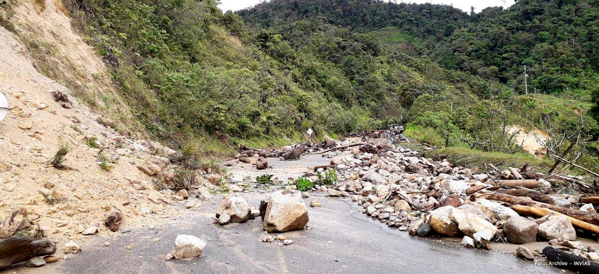 Fotografía del deslizamiento de piedras y tierra en la vía El Vergel.