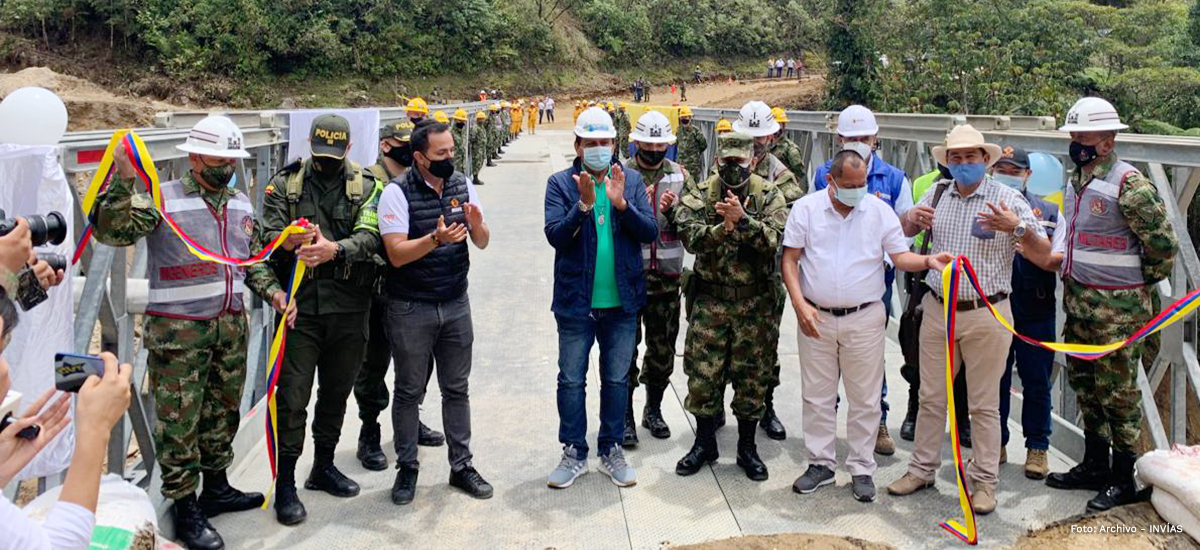 Fotografía de la inauguración del puente metálico instalado en la vía Altamira - Florencia.