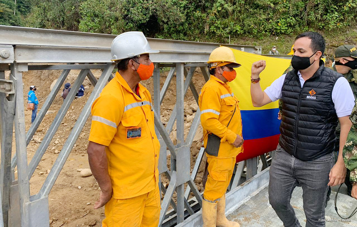 Fotografía del Director General del INVÍAS, Juan Esteban Gil, saludando a los trabajadores que instalaron el puente.