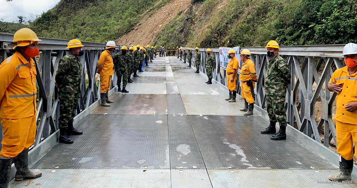 Fotografía de la calle de honor de los trabajadores del INVÍAS y personal del Ejército Nacional en el puente que se entregó.