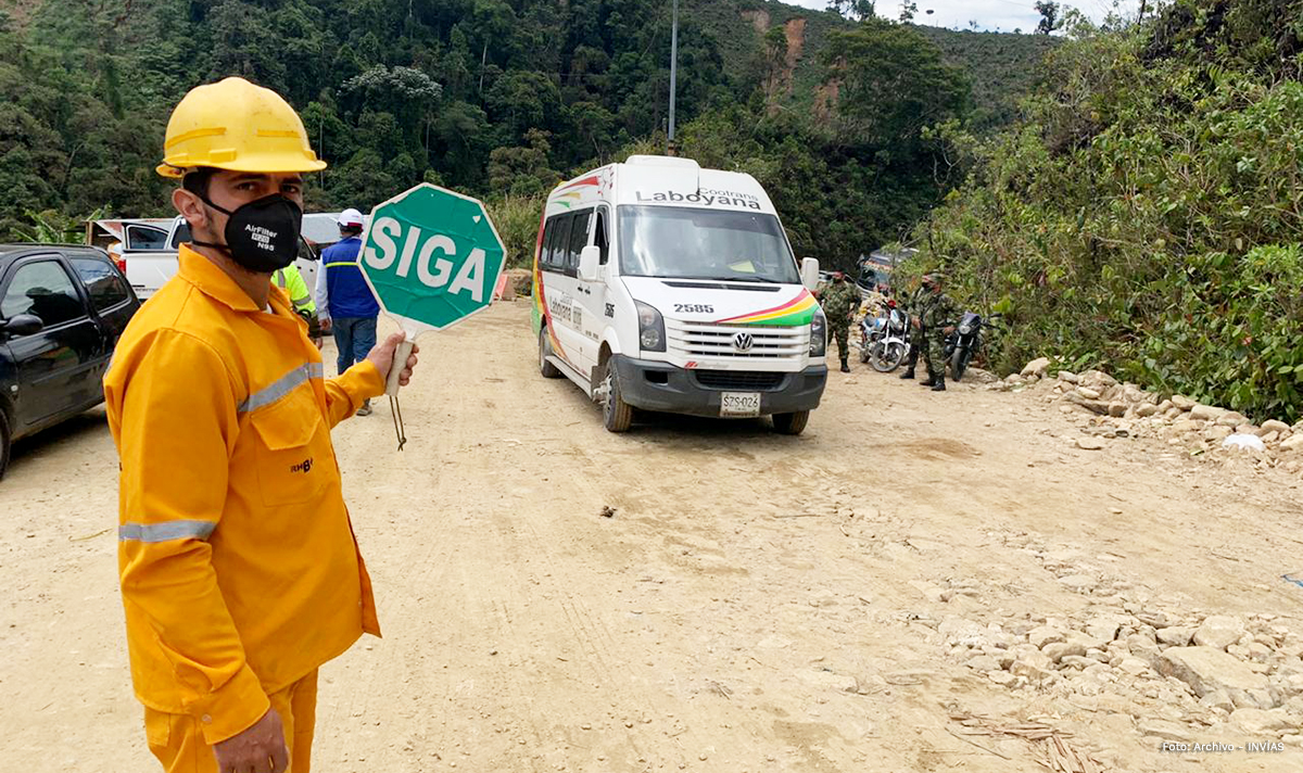 Fotografía de colaborador del INVÍAS habilitando el paso en la vía Altamira - Florencia.