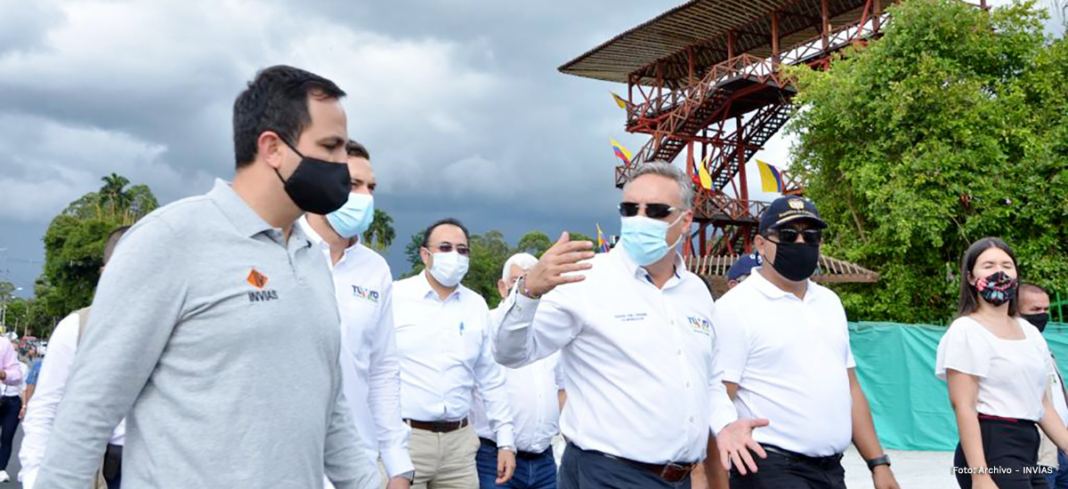 Fotografía del director general del INVÍAS, Juan Esteban Gil durante su recorrido por las obras en el Quindío.