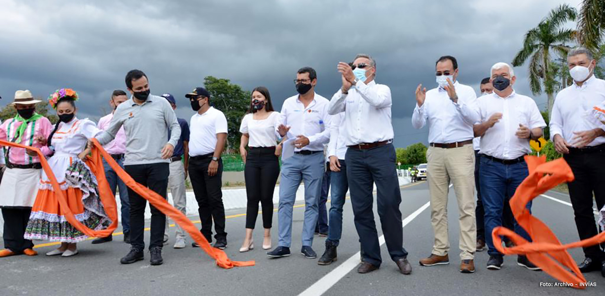 Fotografía de la inauguración de la vía por parte del director general de INVÍAS, Juan Esteban Gil Chavarría.