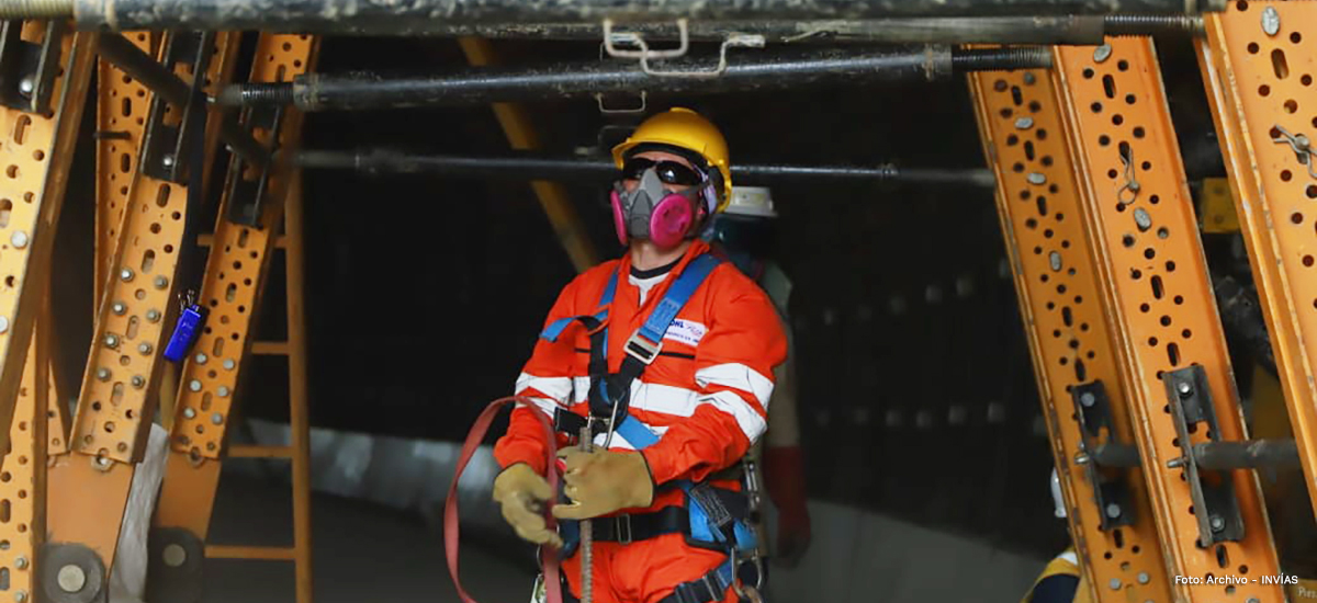 Fotografía de trabajador del INVÍAS realizando sus oficios.