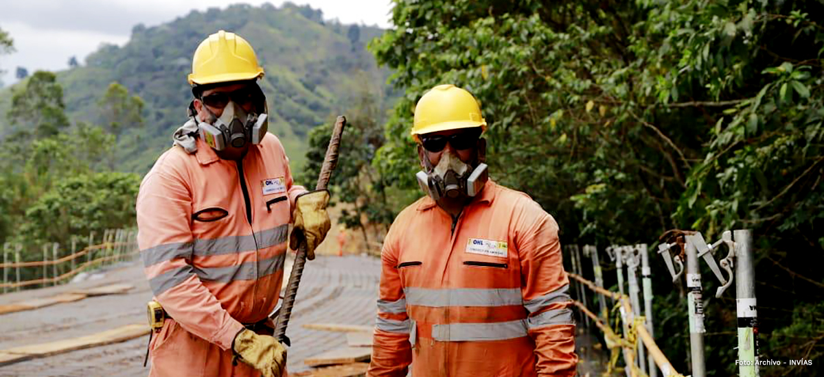 Fotografía de trabajadores del INVÍAS que participan en labores de construcción vial en el Eje Cafetero.