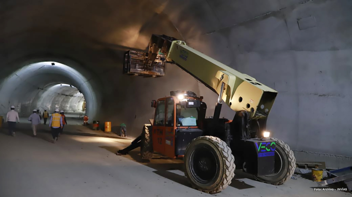 Fotografía maquinaria en labores de construcción de túnel.