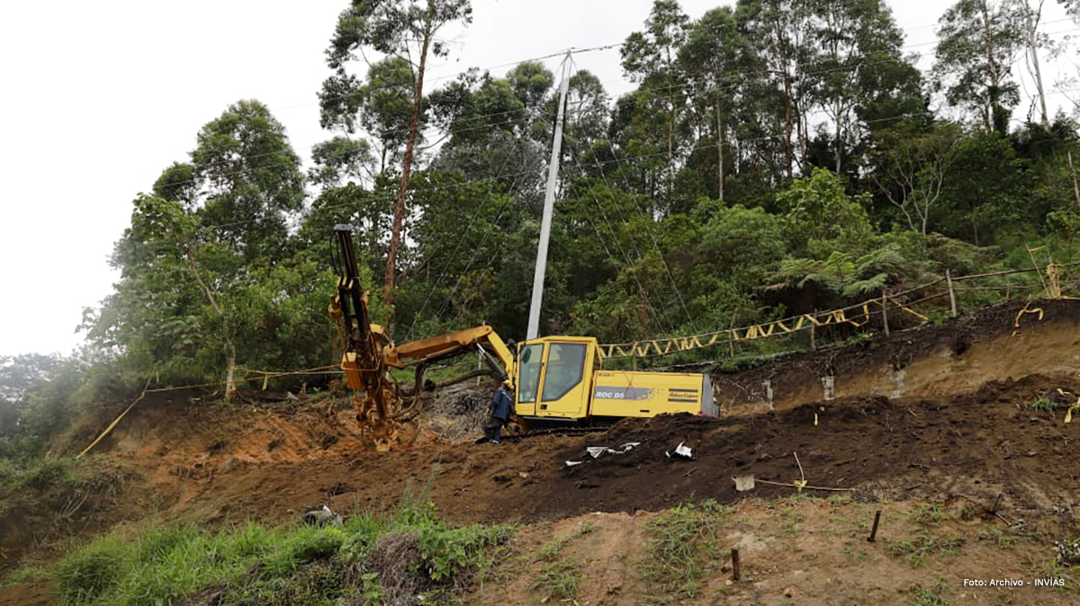 Fotografía maquinaria en labores de construcción de túnel.