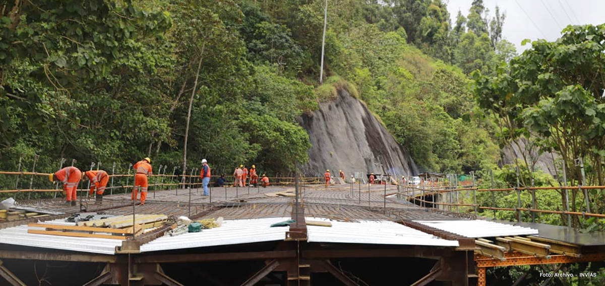 Fotografía maquinaria en labores de construcción de túnel.