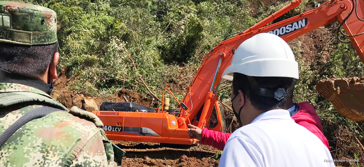 Fotografía del director general del INVÍAS, Juan Esteban Gil atendiendo la emergencia junto con los trabajadores y contratistas del INVÍAS.