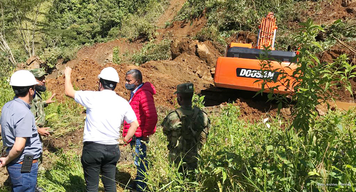 Fotografía del director general del INVÍAS, Juan Esteban Gil atendiendo la emergencia junto con los trabajadores y contratistas del INVÍAS.