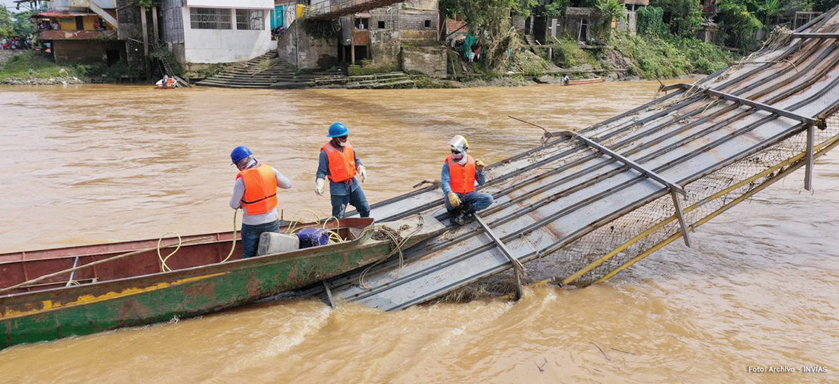 Fotografía de la atención a la caída del puente en el Chocó.