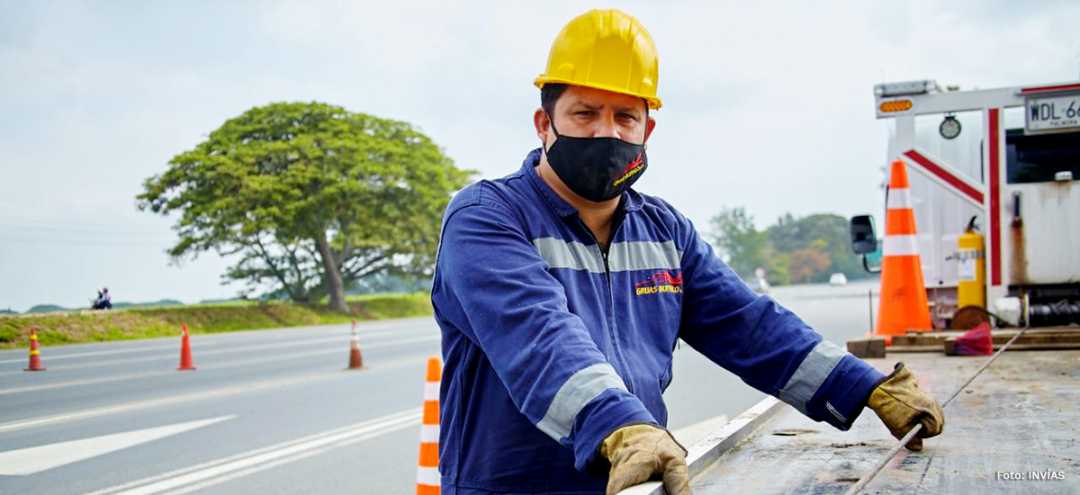 Fotografía de trabajador del INVÍAS, realizando trabajos con su grúa.