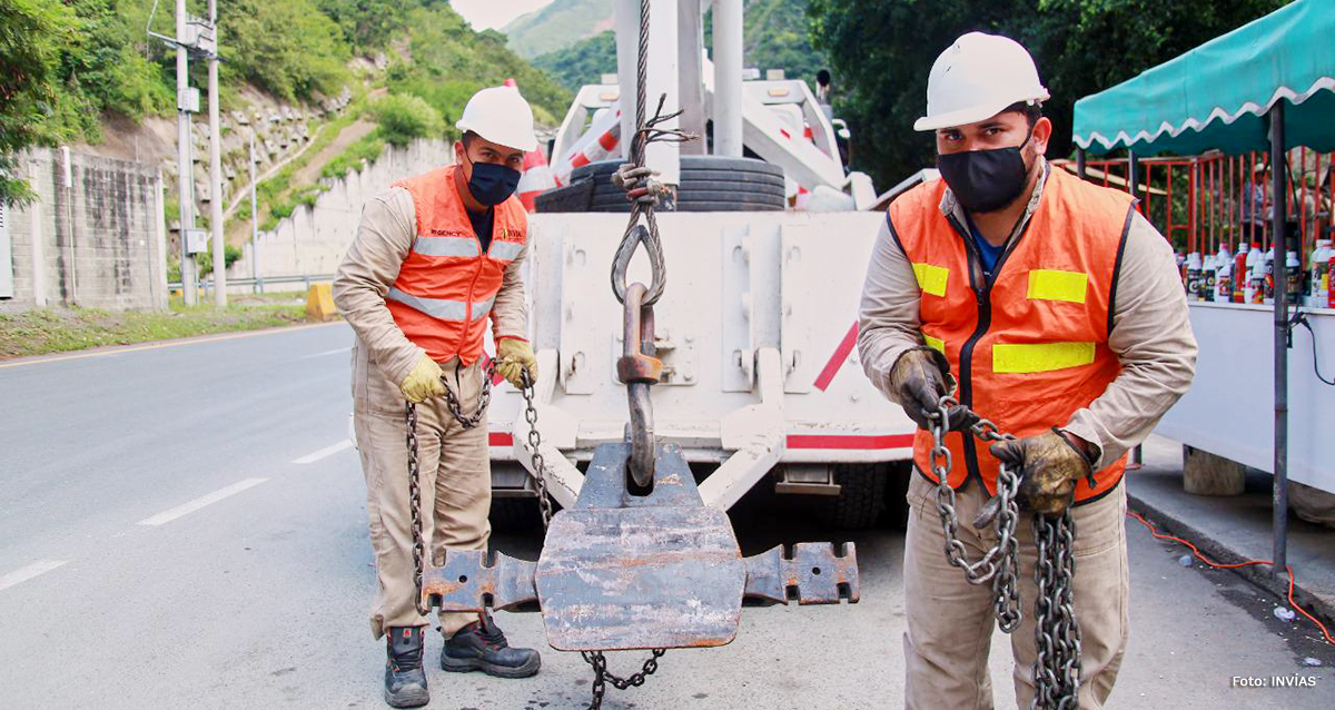 Fotografía de trabajadores en mantenimiento de equipos.