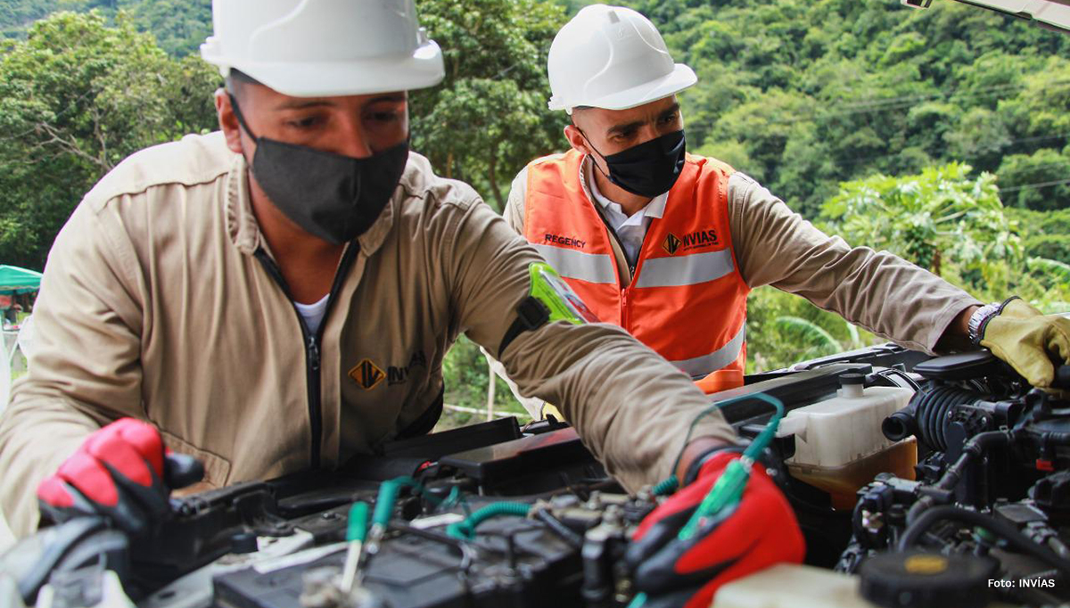 Fotografía de trabajadores en mantenimiento de equipos.