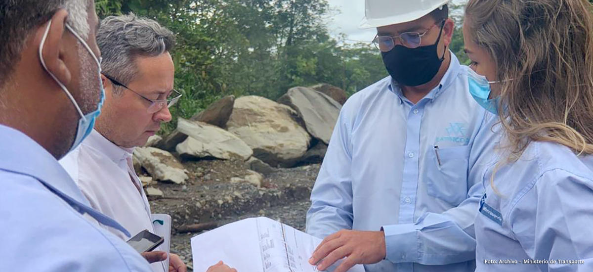 Fotografía de los profesionales que informan a la viceministra de Infraestructura sobre el avance de los trabajos en el Chocó.