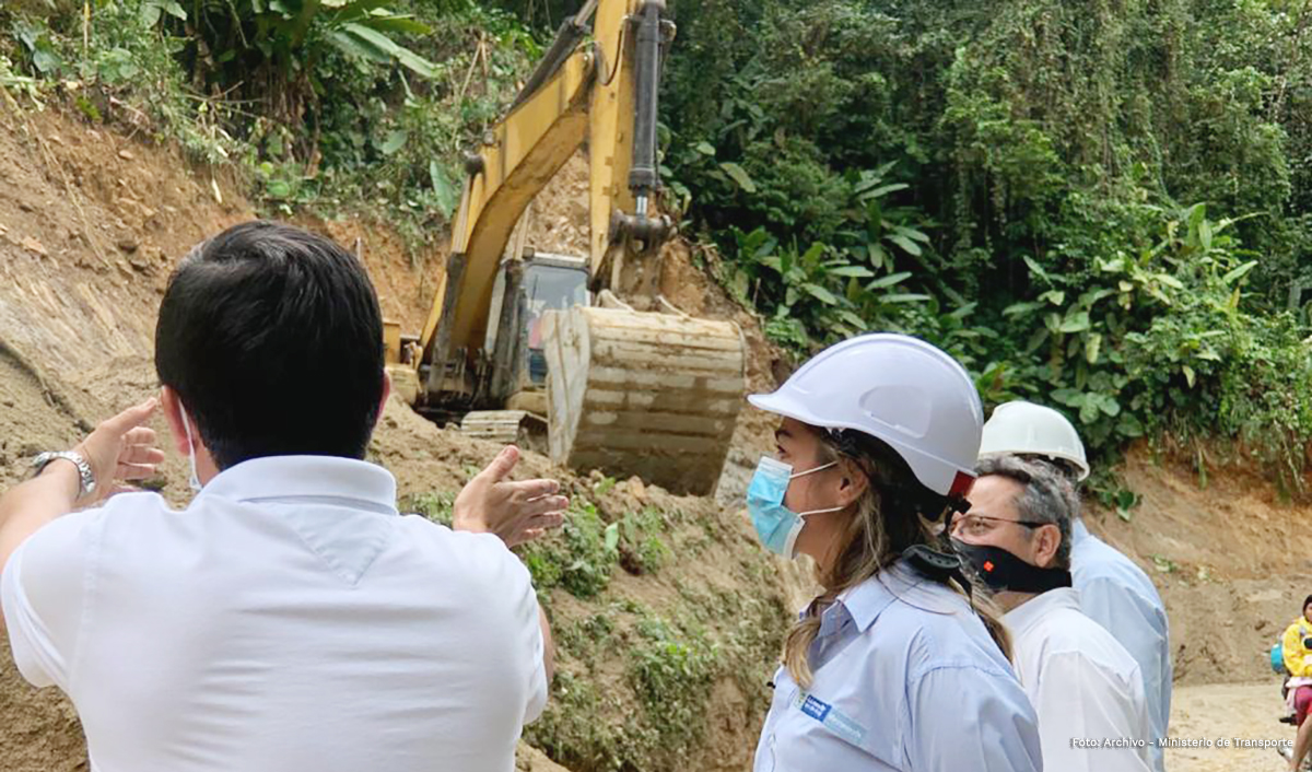 Fotografía de los profesionales que informan a la viceministra de Infraestructura sobre el avance de los trabajos en el Chocó.