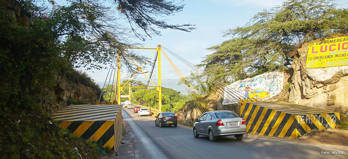 Fotografía de tránsito vehicular por puente en el departamento de Santander.