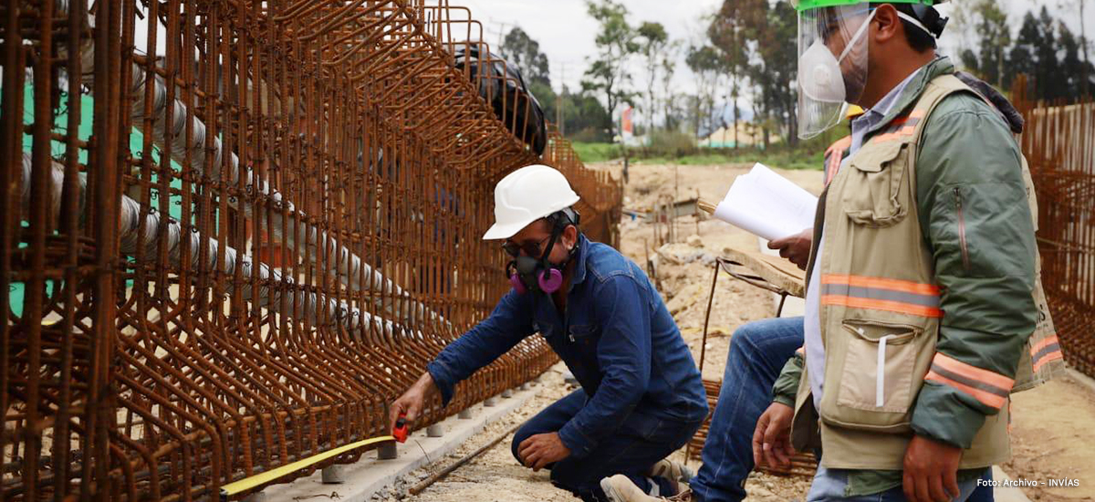 Fotografía de trabajadores del INVÍAS en las labores de atención de emergencias del país.