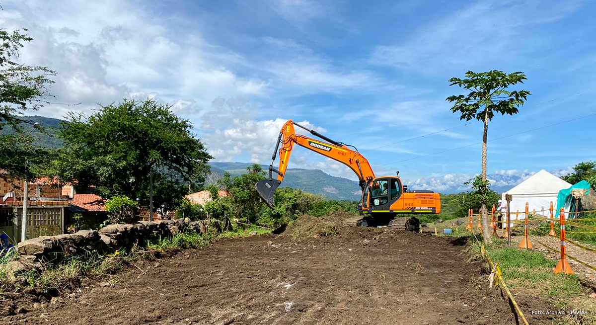 Fotografía de maquinaria realizando labores de construcción de la variante San Gil.