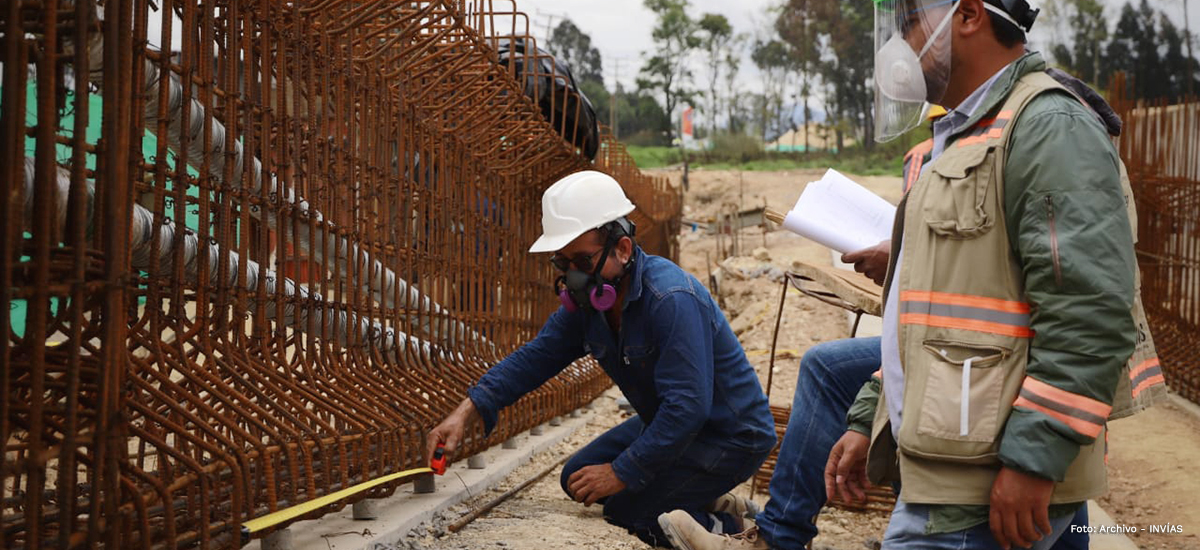 Fotografía de aplicación de las especificaciones técnicas en la construcción de vías en el país.