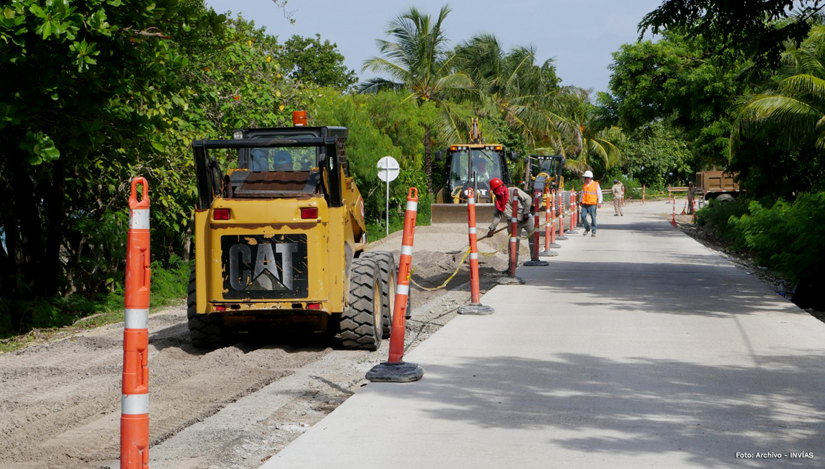 Fotografía de labores de construcción de vía terciaria en el país.