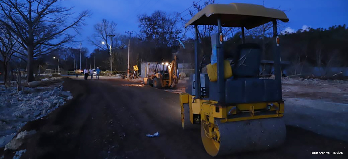 Fotografía trabajador del INVÍAS que trabaja día y noche en la atención a la emergencia en San Andrés.