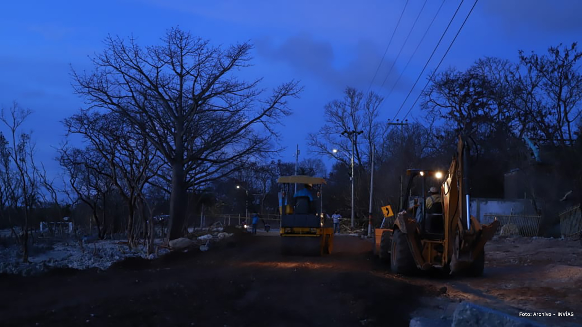 Fotografía trabajadores del INVÍAS en su maquinaria que trabajan día y noche en la atención a la emergencia en San Andrés.