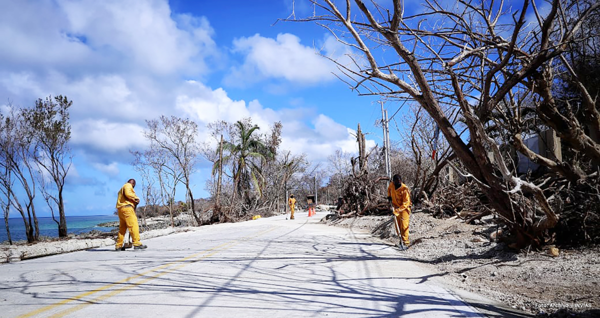 Fotografía trabajadores del INVÍAS en los trabajos de atención a la emergencia en San Andrés.