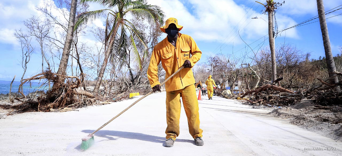 Fotografía trabajador del INVÍAS en la atención a la emergencia en San Andrés.