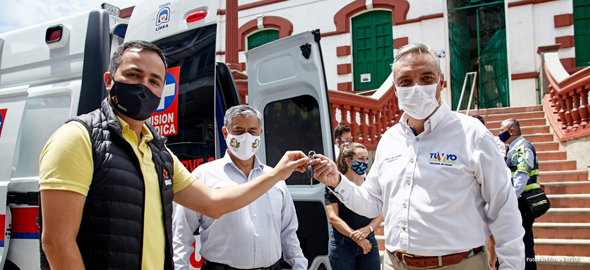 Fotografía de la entrega de las llaves la ambulancia por parte de nuestro Director General de INVÍAS.