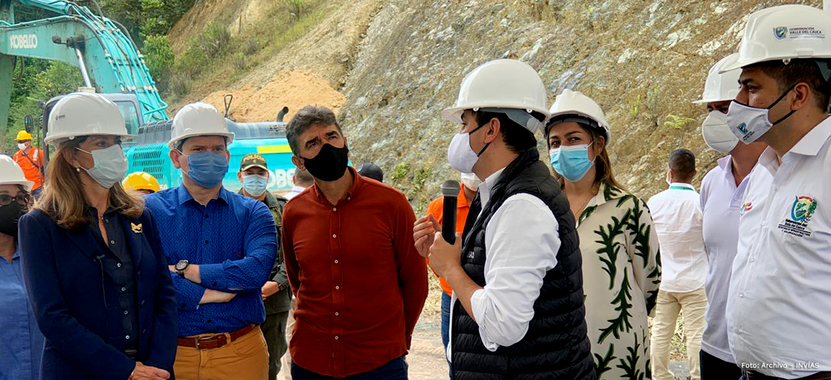 Fotografía del director general del INVÍAS, Juan Esteban Gil explicando los alcances del proyecto a la viceministra Martha Lucía Ramírez.