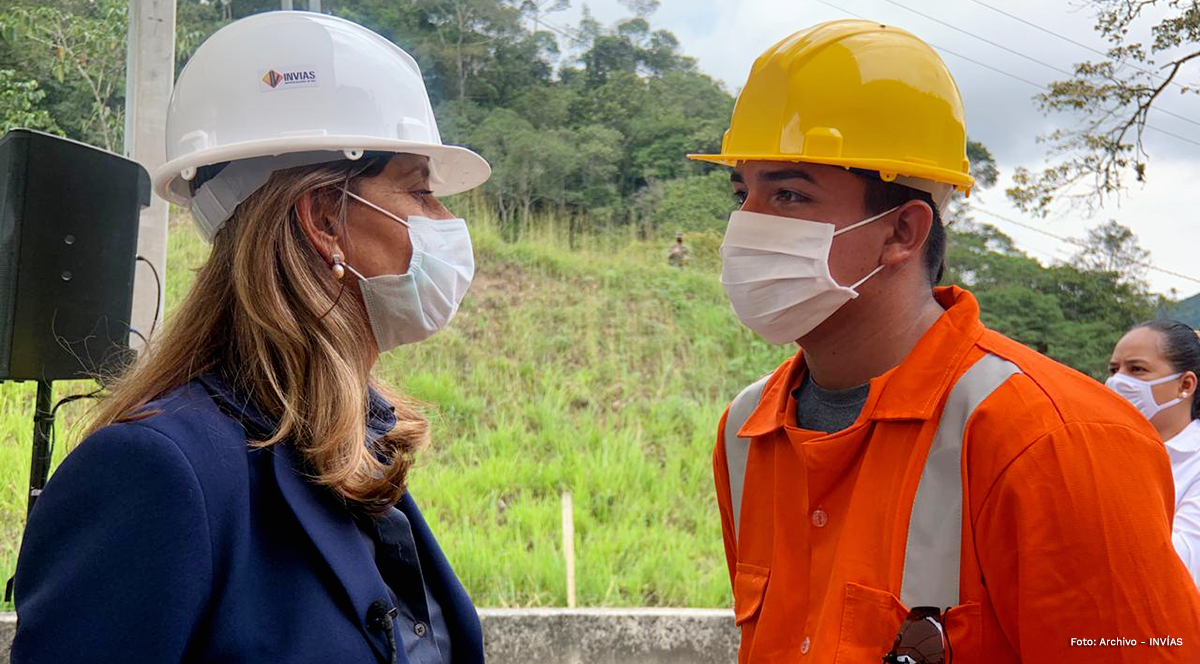 Fotografía la viceministra Martha Lucía Ramírez junto a trabajador del INVÍAS.