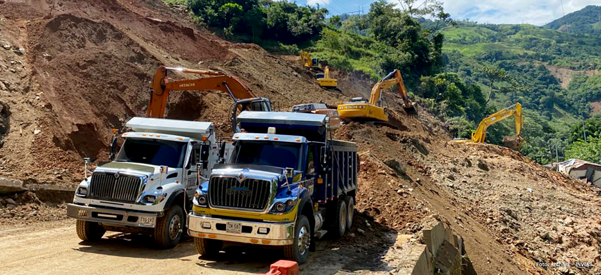 Fotografía de camiones en remoción de escombros para los trabajos de estabilización emergencia vía Los Llanos - Tarazá.