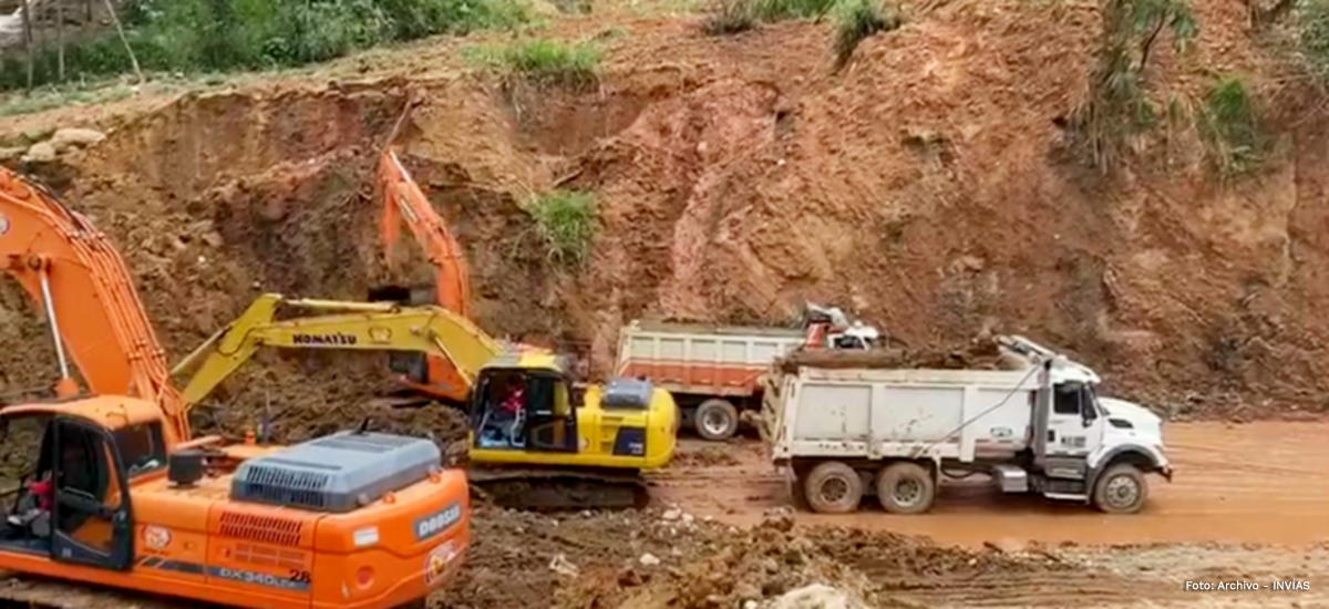 Fotografía de maquinaria en trabajos de remoción de escombros y atención de la emergencia.