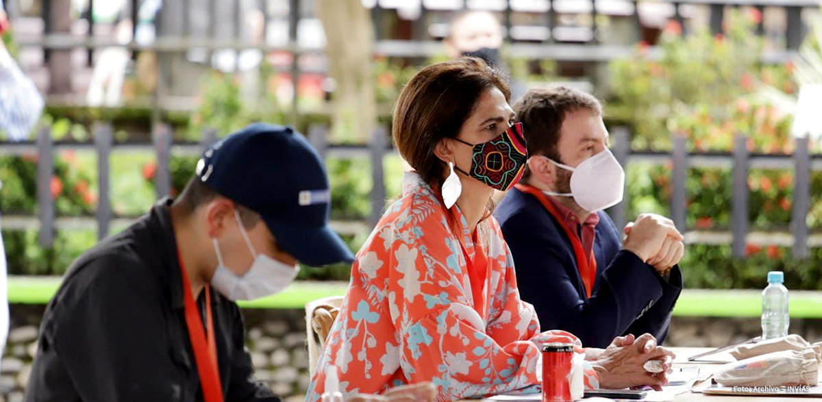 Fotografía de la Ministra de Transporte, Ángela María Orozco durante el evento.